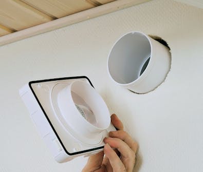 Ventilator badeværelse: Fór hullet med et langt rør Ventilator badeværelse: Fór hullet med et langt rør